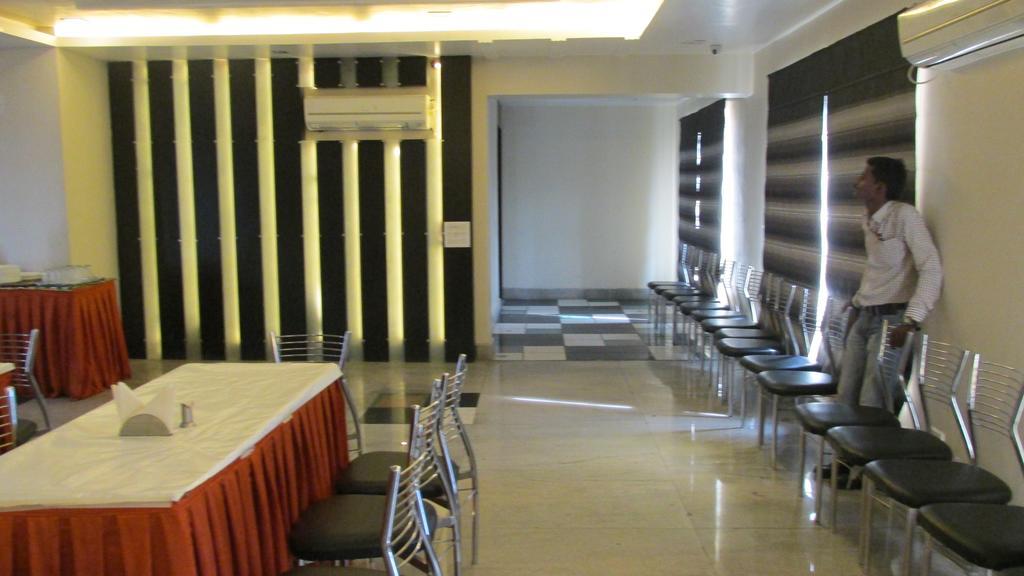 เดอะ แซฟไฟร์ แกรนด์ Hotel พาราณสี ภายนอก รูปภาพ
